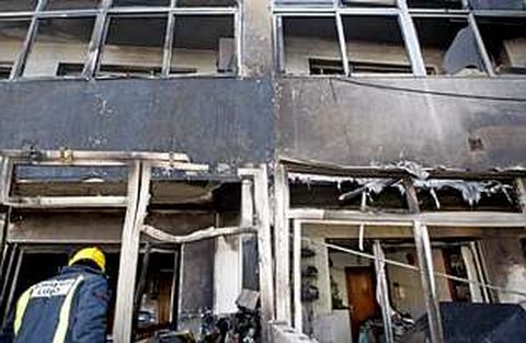 La virulencia de las llamas fue de tal calibre que la parte de atr�s del inmueble afectado qued� totalmente destrozada.