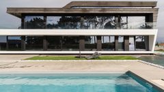 El precio de este inmueble es de 1,5 millones de euros, que tiene vistas a la playa de A Corna.
