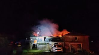 Imagen del incendio que destruy� una vivienda en el lugar de Ulfe, en A Barqueira, esta madrugada
