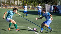 Felipe Blanco intenta regatear a un rival en una de las acciones del partido.