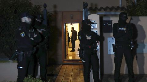 La Polic�a Nacional, en el domicilio de la pareja en la L�nea, donde se produjo el �ltimo crimen machista de enero