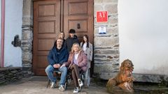 Juan Mora y Mercedes Zepeda, con sus hijos, ante la puerta de la casa grande que se compraron en Taboada y que destinan a apartamentos, adem�s de vivienda habitual