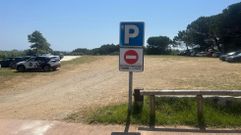 Uno de los aparcamientos de la playa de Montalvo, en Sanxenxo