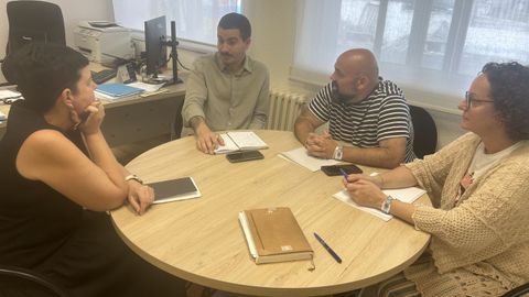 <span lang= gl >Os representantes da formaci�n nacionalista mantiveron tam�n un encontro coa directora do IES Perdouro</span>