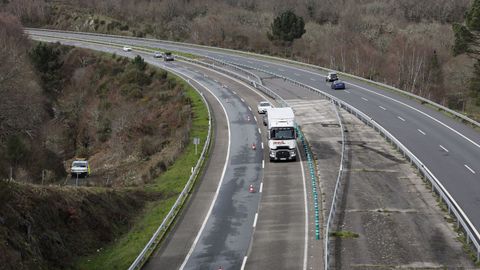El carril derecho de la A-52 est� cortado en varios tramos.