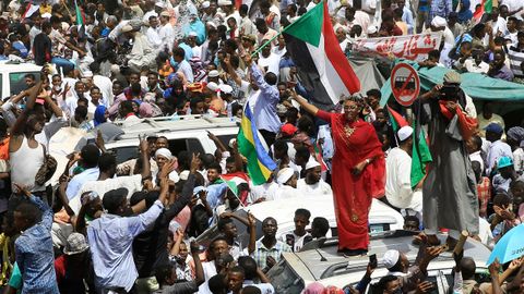 Los sudaneses prosiguieron ayer la sentada ante la sede del cuartel general del Ejrcito