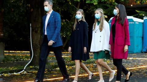 Los reyes Felipe VI (i) y Letizia (d), junto a la princesa Leonor (2d) y la infanta Sofa (2i), este jueves durante su visita a la denominada FPABRICA, la antigua fbrica de armas de Oviedo donde se llevan a cabo las actividades culturales relacionadas con los galardones de los Premios Princesa de Asturias