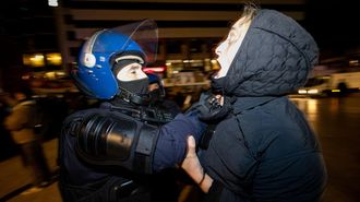 Un agente de polic&iacute;a y un manifestante se enfrentaron durante el desalojo nocturno del campamento de protesta por la vivienda en la Pra&ccedil;a D. Jo&atilde;o I, en Oporto, la madrugada del domingo.