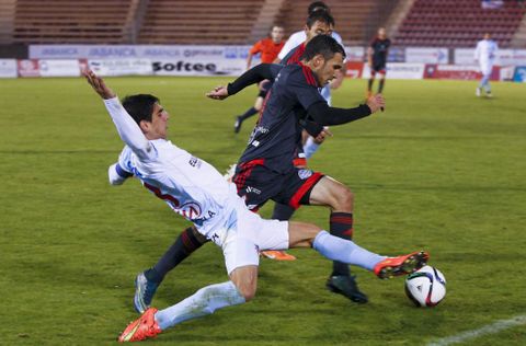 Jimmy intenta recuperar un bal�n en el partido de la primera vuelta, en San L�zaro. 