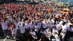 La plantilla del Leyma Coru�a posa frente a los centenares de aficionados que participaron en la fiesta del equipo.