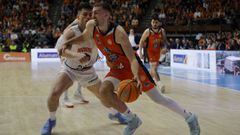 Joe Cremo maneja el bal�n ante Barcello durante el partido ante el Obradoiro.