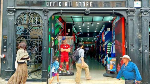 Tienda oficial de la selecci&oacute;n portuguesa de f&uacute;tbol, en Oporto.