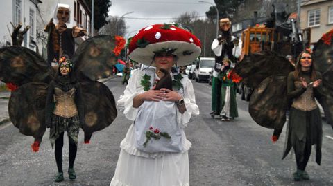 La integrante de una de las comparsas hizo el recorrido por la travesía de Ferreira con su bebé en brazos