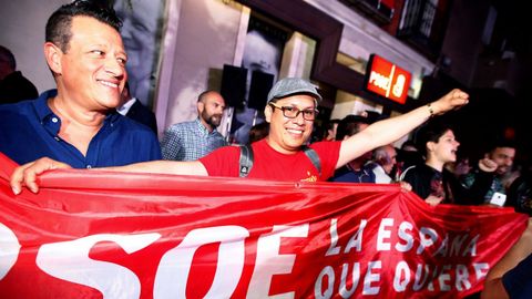 La sede del PSOE es, en estos momentos, una fiesta