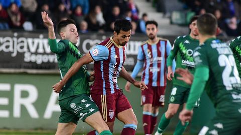 Javi Moreno encima al segoviano Diego Gmez en La Albuera