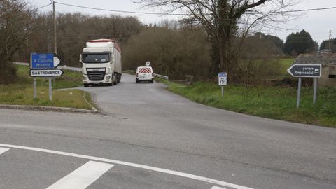 Inicio del cinturn comarcal, en el cruce de Gomen de la N-VI, en O Corgo