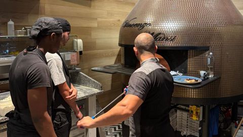 Mohamed Anouar con Edilson Varela realizando pr�cticas en Salerno con uno de los mejores��pizzialos�, Vicenzo Mansi