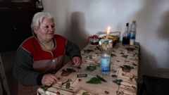 Celia, una vecina de Sarria que tuvo que cenar con velas porque no hubo luz durante varias noches