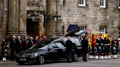 Los restos de Isabel II llegan al palacio de Holyrood