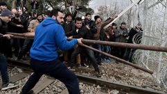 La Polic�a macedonia lanza gas lacrim�geno a cientos de migrantes para evitar su entrada al pa�s