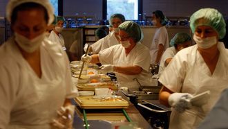 Imagen de archivo del 2009 de la cocina del Chuac, la m�s grande de Galicia, tomada antes del inicio de la pandemia del covid