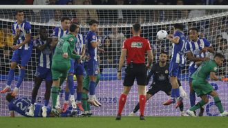 Imagen de una acci&oacute;n del encuentro entre el Deportivo y el Levante en Abanca Riazor