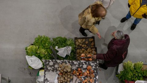 Grelos, cebollas y patatas e Galicia en una foto de archivo de un mercado