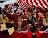 <span lang= es-es >Vikingos</span>. Padres e hijos participaron del carnaval en la plaza del Concello de Carballo.