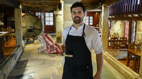 PORTOVELLO [ALLARIZ]
M�s de dos siglos de historia atesora el soberbio conjunto etnogr�fico, ubicado a orillas del r�o Arnoia, en el que se enclava este restaurante. Su actividad principal fue la de f�brica de curtidos, actividad que mantuvo en funcionamiento hasta principios de los a�os 60 del siglo pasado. Tras d�cadas de abandono, en los 90 se inici� su recuperaci�n y en 1995 �ngel Rodr�guez lo abri� como restaurante, en el que combinar la tradici�n culinaria gallega con ciertos toques de cocina internacional, adquiridos durante los a�os que trabaj� en la restauraci�n en Suiza.