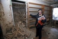 Magaly Fagilde muestra una de las dependencias interiores que parece haberse venido abajo. 