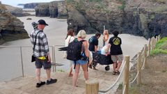 Personal del equipo de grabaci�n bajando ayer a la playa de As Catedrais para tomar im�genes