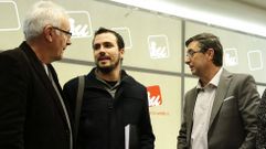 Cayo Lara (i), conversa con Alberto Garz�n (c) y Jos� Luis Centella (d) antes del comienzo de la Presidencia Federal de IU