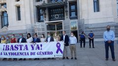 El portavoz de Vox en el Ayuntamiento de Madrid, Javier Ortega Smith, separado de la pancarta contra la violencia de g�nero que portan el alcalde, Jos� Luis Mart�nez-Almeida, la vicealcaldesa de Madrid, el portavoz del PSOE, Pepu Hern�ndez, entre otros