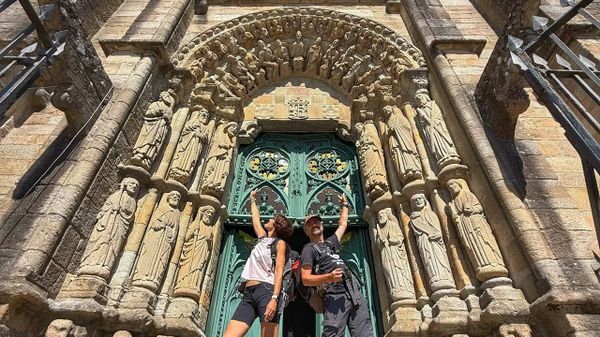 Sandra Romero y Alejandro Garc�a, en la entrada de la iglesia de San Marti�o de Noia.
