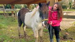 Mar L�pez, ayer junto al animal que ha sobrevivido al ataque