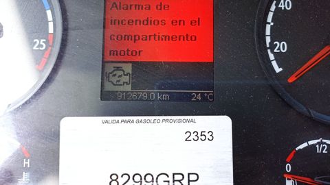 La unidad con matrcula 8299 GRP avisando de un fallo muy grave en su motor del que el conductor ha de hacer caso omiso, pois moitas veces mndanche tirar anda con problemas as.