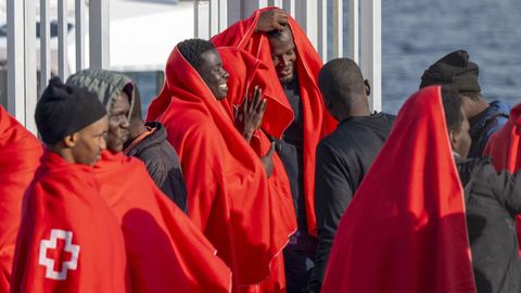 Un grupo de migrantes de los 55 rescatados por Salvamento Martimo el pasado da 19 cuando viajaban en una neumtica cerca de Lanzarote