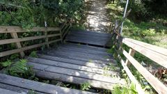 Estado de las escaleras de uno de los accesos al parque de Valdecorvos