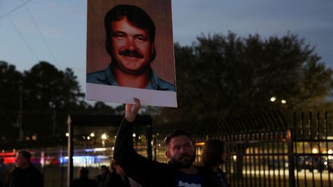 Concentraci�n frente a la c�rcel de Carolina del Sur (Estados Unidos) donde fue ejecutado Brad Sigmon por un pelot�n de fusilamiento