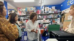 La diputada de Empleo, Rosa García, visitó los comercios de Muros para animarlos a participar en MercaNaVila