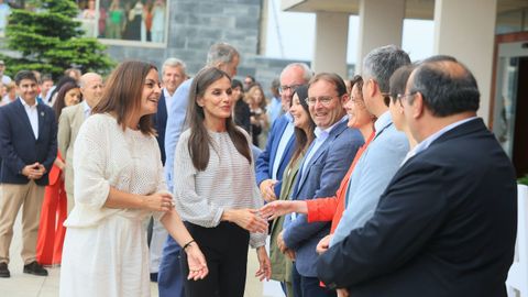 Los reyes saludando a los miembros de la corporación burelense