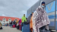 Una larga cola de ciudadanos indios, residentes en Ucrania, espera en Siret (Ruman�a) para subirse a un autob�s.