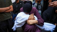 Una mujer abraza el cuerpo de su hijo en el hospital de Al Shifa.