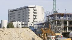 El hospital Montecelo, en Pontevedra, al fondo, con las obras del nuevo que est�n en construcci�n