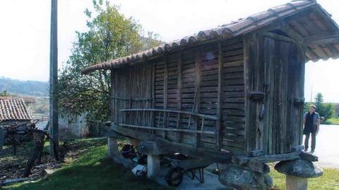 Hrreo muy antiguo de madera en Solvado, parroquia de Barrantes, en Tomio. Fotografa cedida por blog https://horreosdegalicia.com 