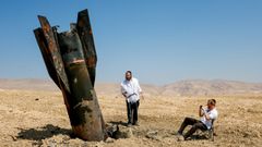Dos jud�os ultraortodoxo examinan los restos de un misil tras un ataque iran� cerca de Jeric�