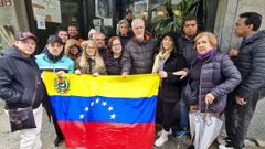 Grupo de venezolanos realizando tr�mites ante el consulado de su pa�s en Vigo
