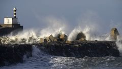 Olas de gran tamao rompen contra el faro del puerto de San Esteban en Muros de Naln