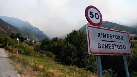 Vista este jueves, de la entrada por carretera a Genestoso (Cangas del Narcea), mientras un incendio afecta a la zona
