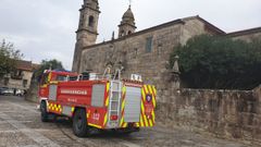 El veh�culo del servicio municipal de Emerxencias, en el exterior de la iglesia de Fefi��ns
